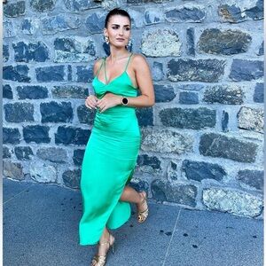 Zara bloggers favorite emerald dress